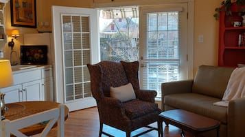 Hayward Cottage | 起居区 | 42-英寸智能电视(配备数码频道)、电视、壁炉