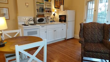 Hayward Cottage | 私人厨房 | 微波炉、茶具/咖啡用具、烤面包机、华夫饼机