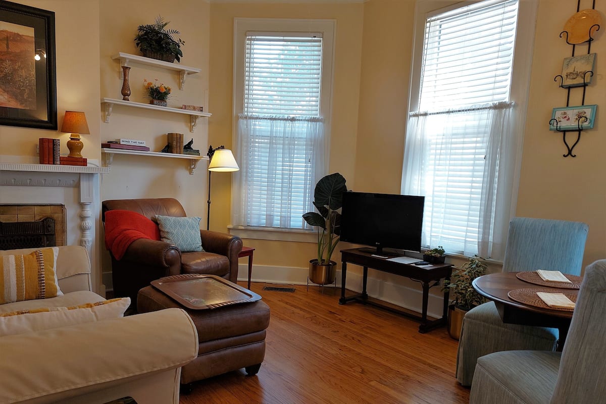 Winslow Cottage | Woonruimte | Een smart-tv, een open haard, Netflix en Hulu