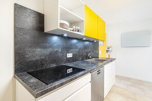 Réfrigérateur, micro-ondes, four, plaque de cuisson