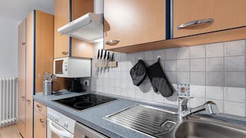 KĂŒhlschrank, Mikrowelle, Ofen, Herdplatte