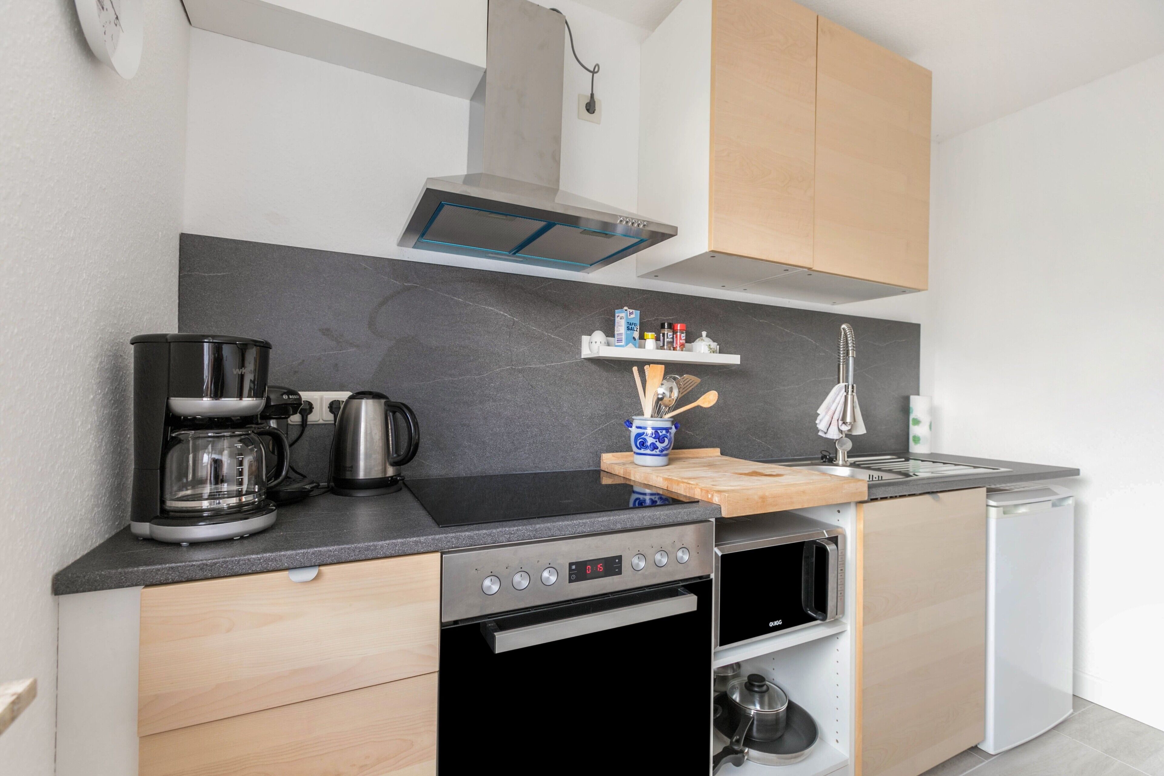 Frigorifero, microonde, forno, piano cottura