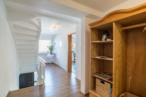 Interior - Holiday Home 'Pfälzerwald Idyll' with Private Terrace, Private Garden and Wi-Fi (Schwanheim)