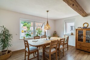 Dining - Holiday Home 'Pfälzerwald Idyll' with Private Terrace, Private Garden and Wi-Fi (Schwanheim)