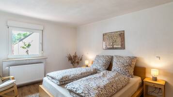 4 bedrooms, iron/ironing board, free WiFi, bed sheets