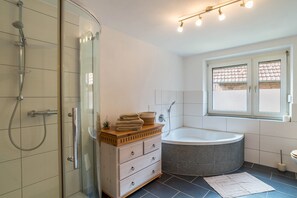 Baignoire, sèche-cheveux, serviettes fournies