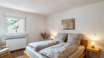 4 slaapkamers, een strijkplank/strijkijzer, gratis wifi, beddengoed