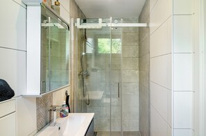 Dusche, Haartrockner, Handtücher