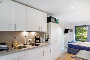 Frigorifero, forno, piano cottura, macchina per tè/caffè