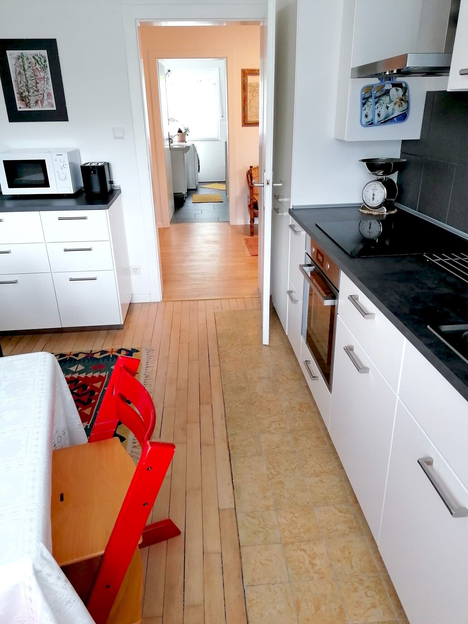 Een koelkast, een magnetron, een oven, een kookplaat