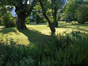 Property grounds - Vacation apartment VILLA BULLA-Ÿ with private terrace, communal garden and WLAN (Bullay/Mosel)