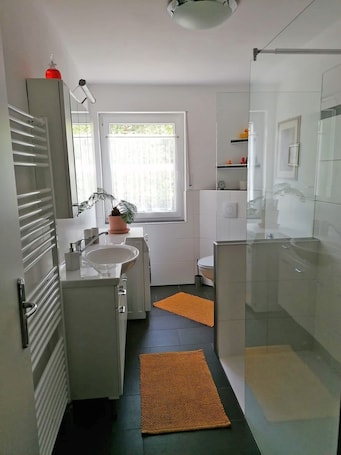 Shower, hair dryer, towels. Vacation apartment VILLA BULLA-Ÿ with private terrace, communal garden and WLAN