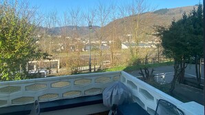 Un balcon donnant sur la ville et les collines.