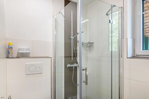 Douche, articles de toilette gratuits, sèche-cheveux