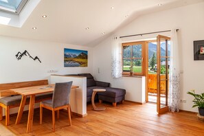TV - Apartment 'Ferienwohnung Rosalie' with Mountain View, Shared Garden and Wi-Fi (Farchant)