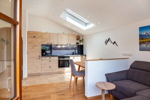 Interior - Apartment 'Ferienwohnung Rosalie' with Mountain View, Shared Garden and Wi-Fi (Farchant)