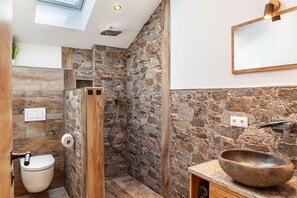 Douche, sèche-cheveux, serviettes fournies