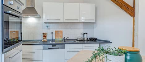 Frigorifero, microonde, forno, piano cottura