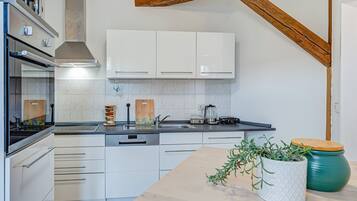 Fridge, microwave, oven, stovetop