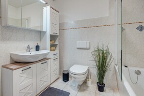 Badewanne, Haartrockner, Handtücher