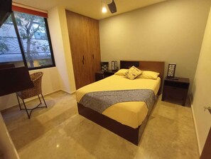 1 室のベッドルーム、デスク、アイロン / アイロン台、WiFi (無料)