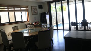Repas dans la chambre