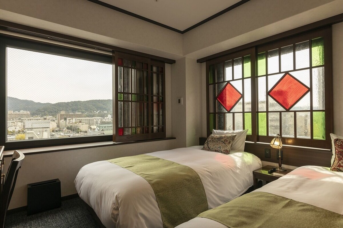 Deluxe Twin Room | Down comforters, in-room safe, desk, laptop workspace