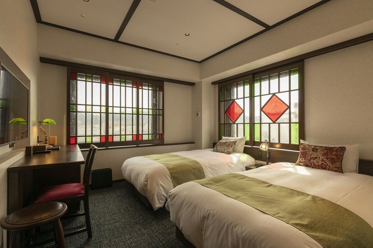 Basic Twin Room | Down comforters, in-room safe, desk, laptop workspace