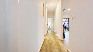 Interior - Open Range Zoo/Cozy Bed/Free Netflix/Android TV/Fitness/Workplace (Tarneit)