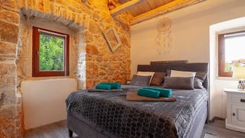2 bedrooms, WiFi (free), bed sheets