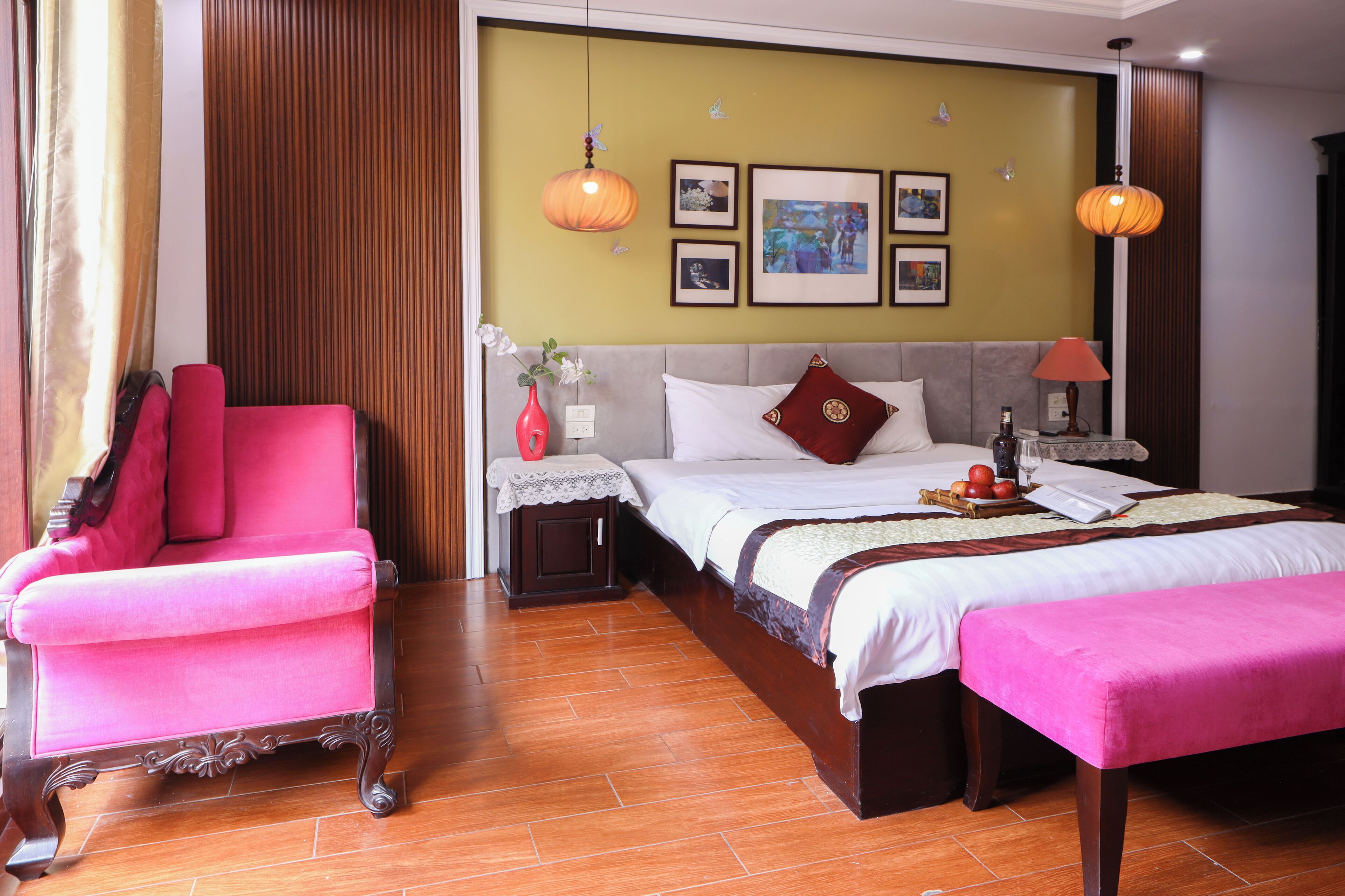 Une chambre d’hôtel avec un lit, une chaise, une table de chevet et une lampe.