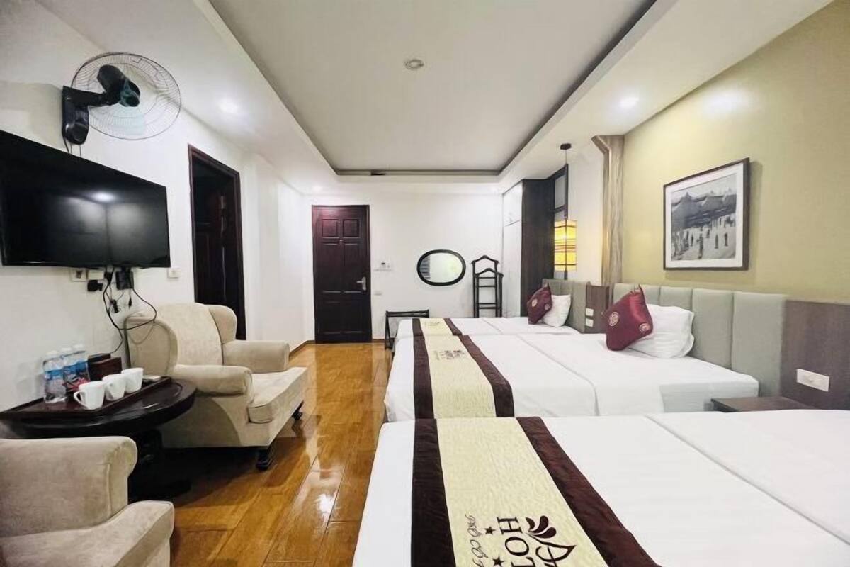 Ropa de cama de alta calidad y caja de seguridad en la habitación 