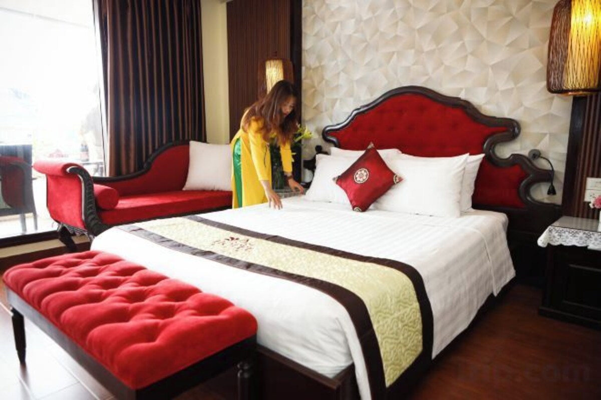 Premium bedding, in-room safe, desk, laptop workspace