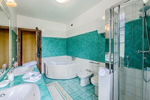 Baignoire, baignoire à remous, séchoir à cheveux, bidet