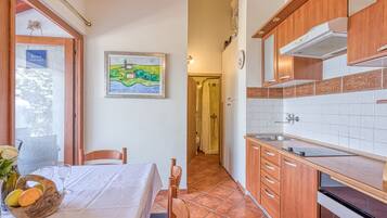 Kühlschrank, Ofen, Herdplatte, Kochgeschirr/Geschirr/Besteck