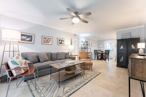 TV - Steps from Beach! First Level Condo, Walk to Pier (Saint Simons Island)
