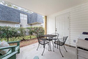 Outdoor dining - Steps from Beach! First Level Condo, Walk to Pier (Saint Simons Island)