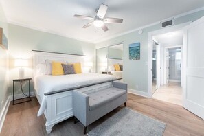 2 bedrooms, WiFi - Steps from Beach! First Level Condo, Walk to Pier (Saint Simons Island)