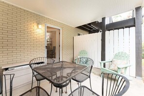 Outdoor dining - Steps from Beach! First Level Condo, Walk to Pier (Saint Simons Island)