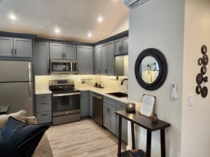 Refrigerador, microondas, horno y parrilla de estufa 