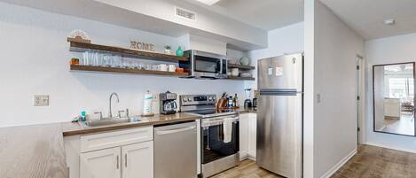 Refrigerador, microondas, horno y parrilla de estufa