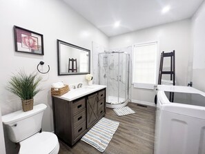 Secadora de cabello, toallas, papel de baño 