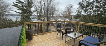 3 Bedrooms Cottage W LAKE VIEWS, beside waterfront trail and steps from beach