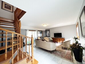 Interior - 3 Bedrooms Cottage W LAKE VIEWS, beside waterfront trail and steps from beach (Barrie)