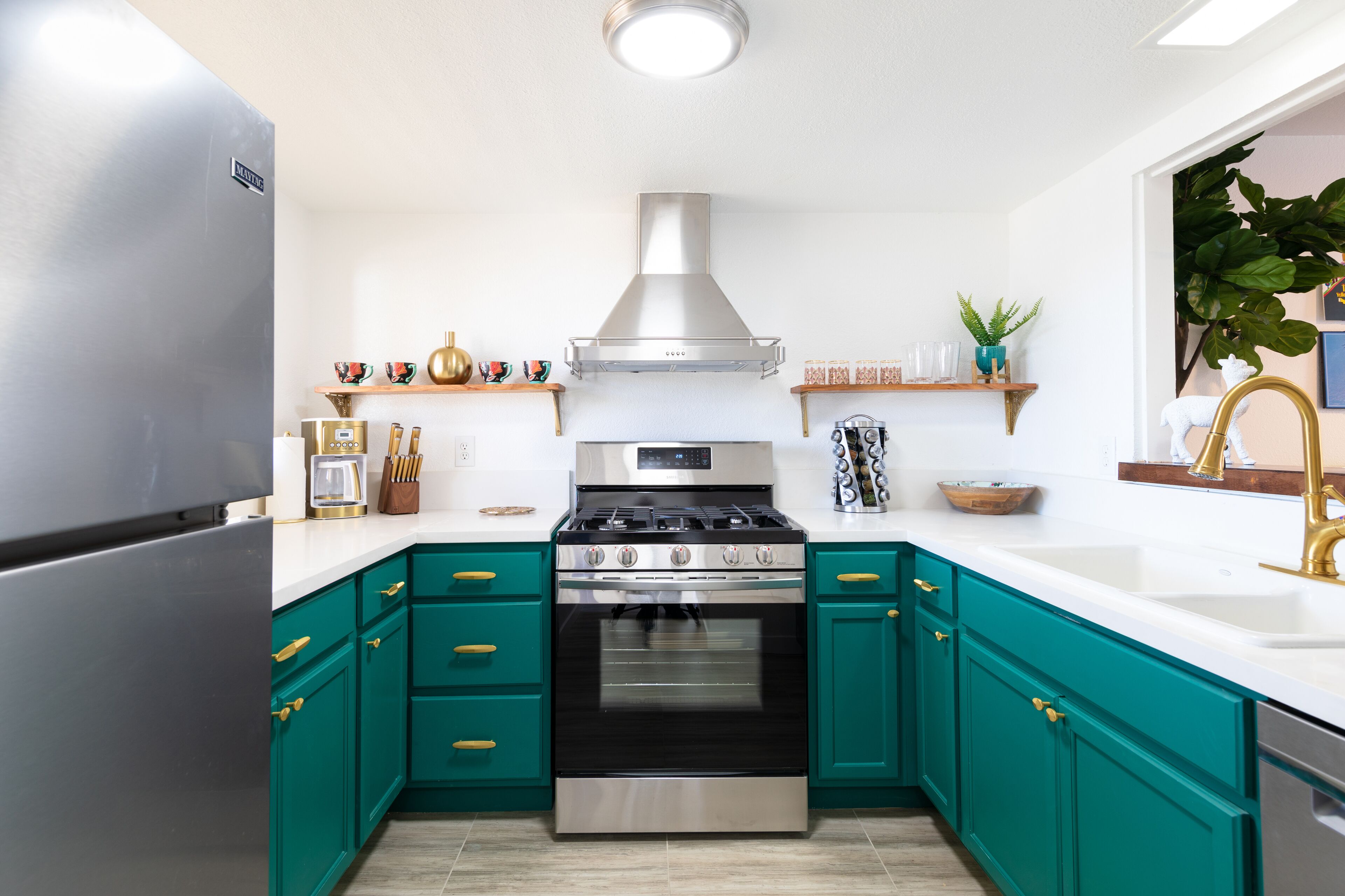 Jääkaappi, mikroaaltouuni, uuni, liesi