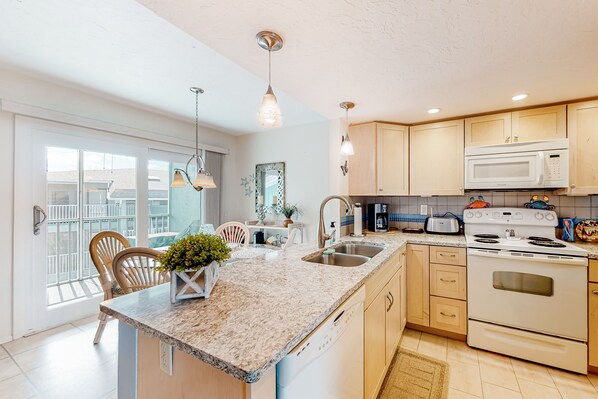 Frigorífico, microondas, horno y placa de cocina