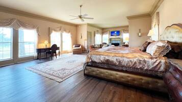 5 bedrooms, desk, iron/ironing board, travel crib