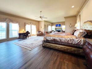 5 bedrooms, desk, iron/ironing board, travel cot