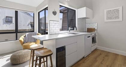 Ultimate Beach Retreat - Free Wifi & Parking