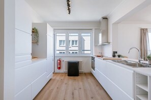 ثلاجة، ميكروويف، فرن، موقد طهي مسطح